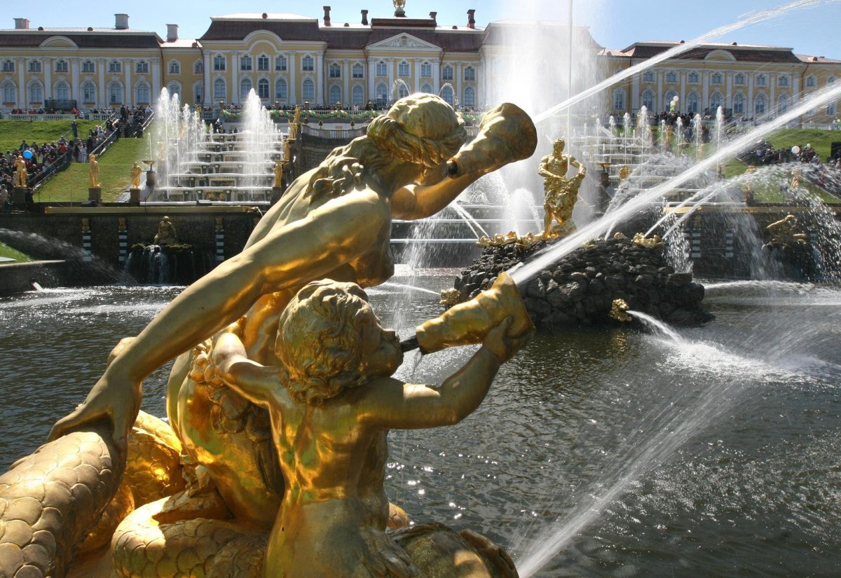 Фонтан Нева в Петергофе