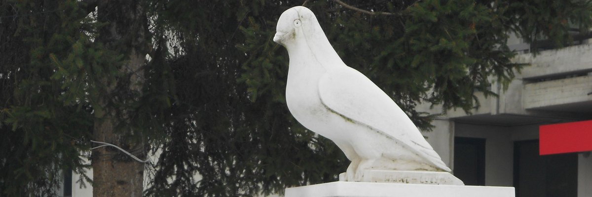 Памятник голубю во Франции