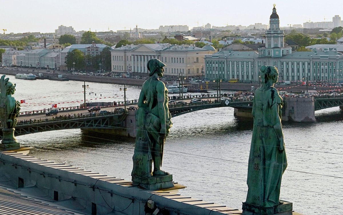 Скульптуры на крыше Эрмитажа в Санкт-Петербурге