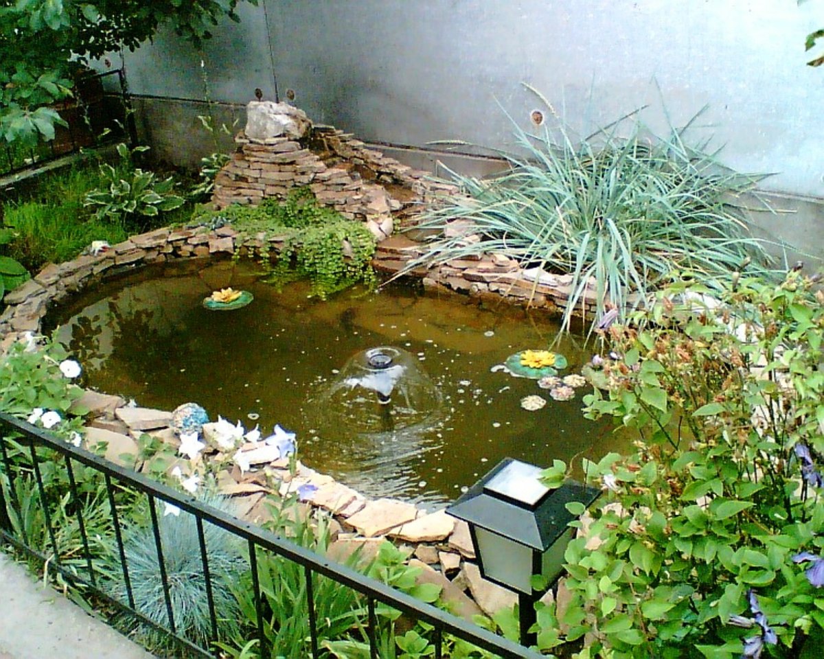 Водоем из старой ванны