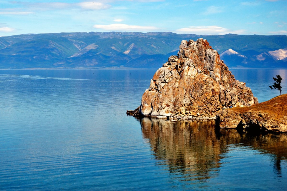 Озеро Байкал шаман камень
