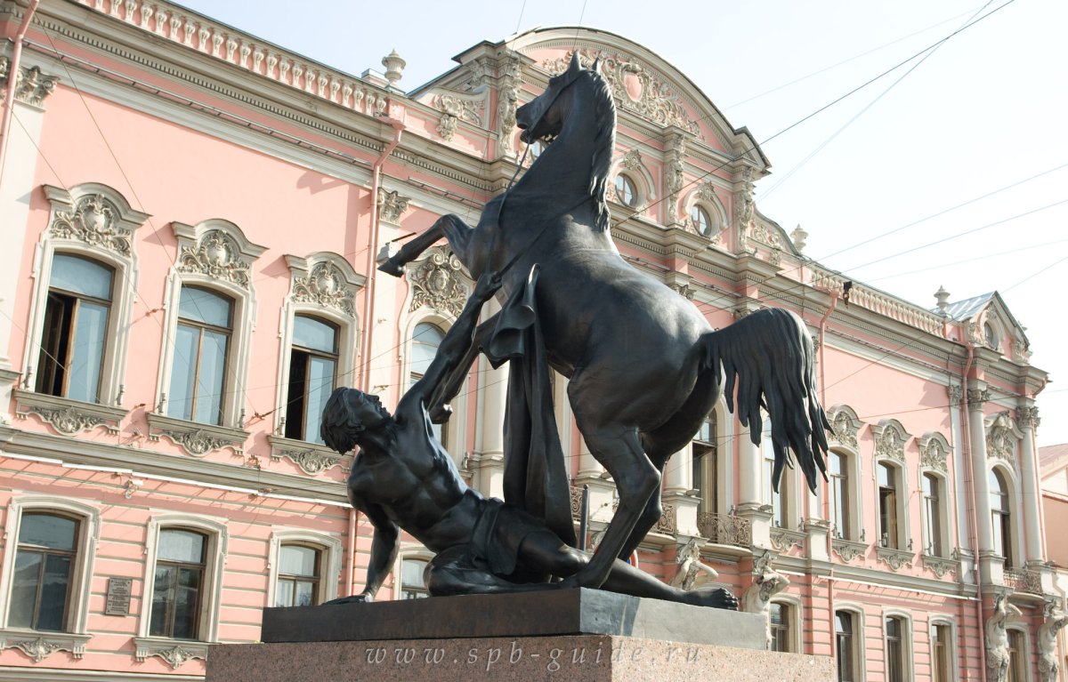 Аничков мост в Санкт-Петербурге кони