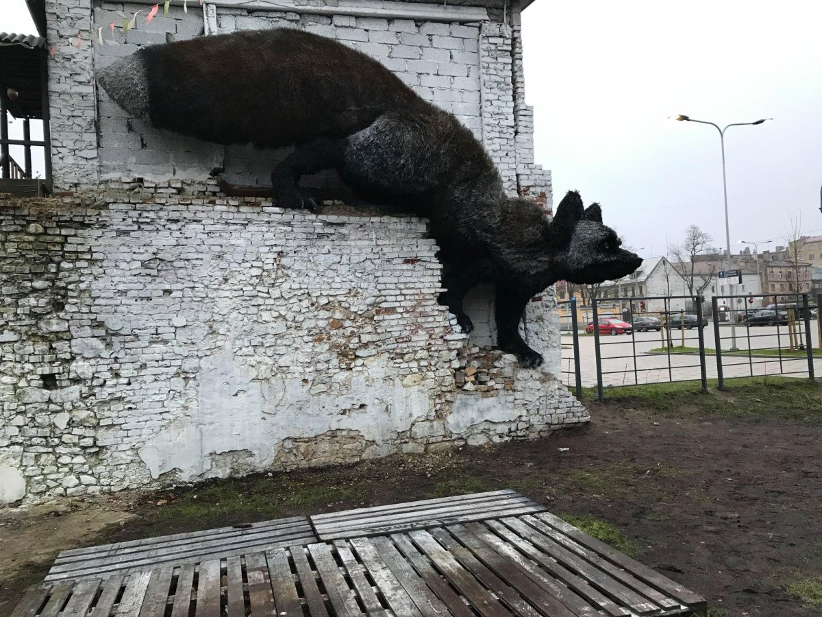 Скульптура лисы в Риге