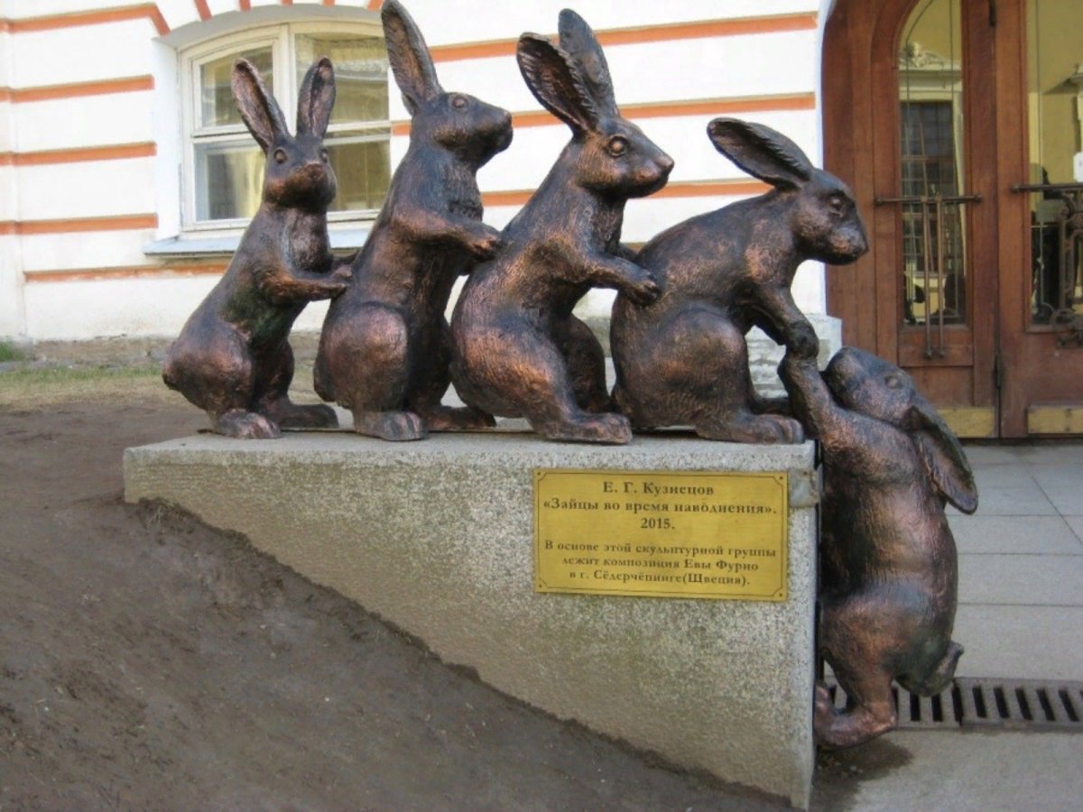 Памятник зайцу в Санкт-Петербурге в Петропавловской крепости