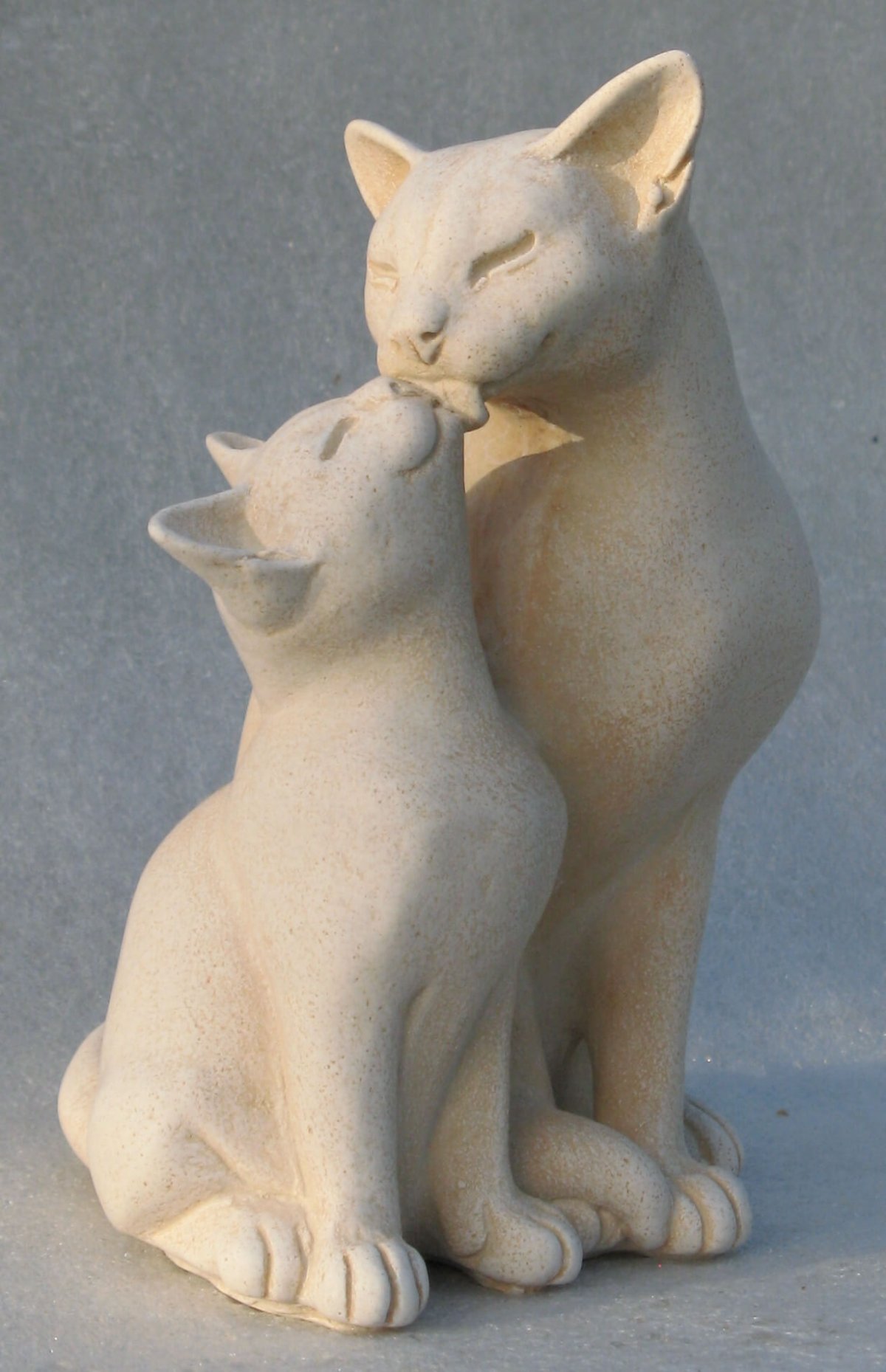 Кошка из глины