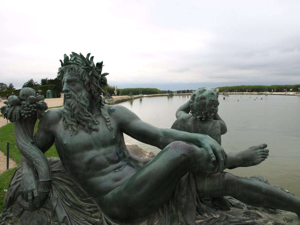 Скульптура нептуна в версале