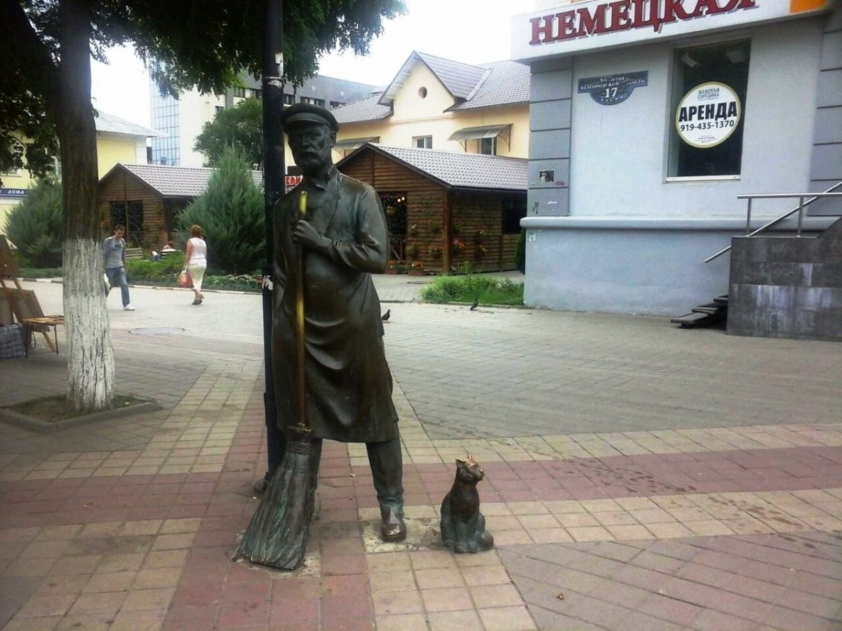 Скульптура дворники в Белгороде
