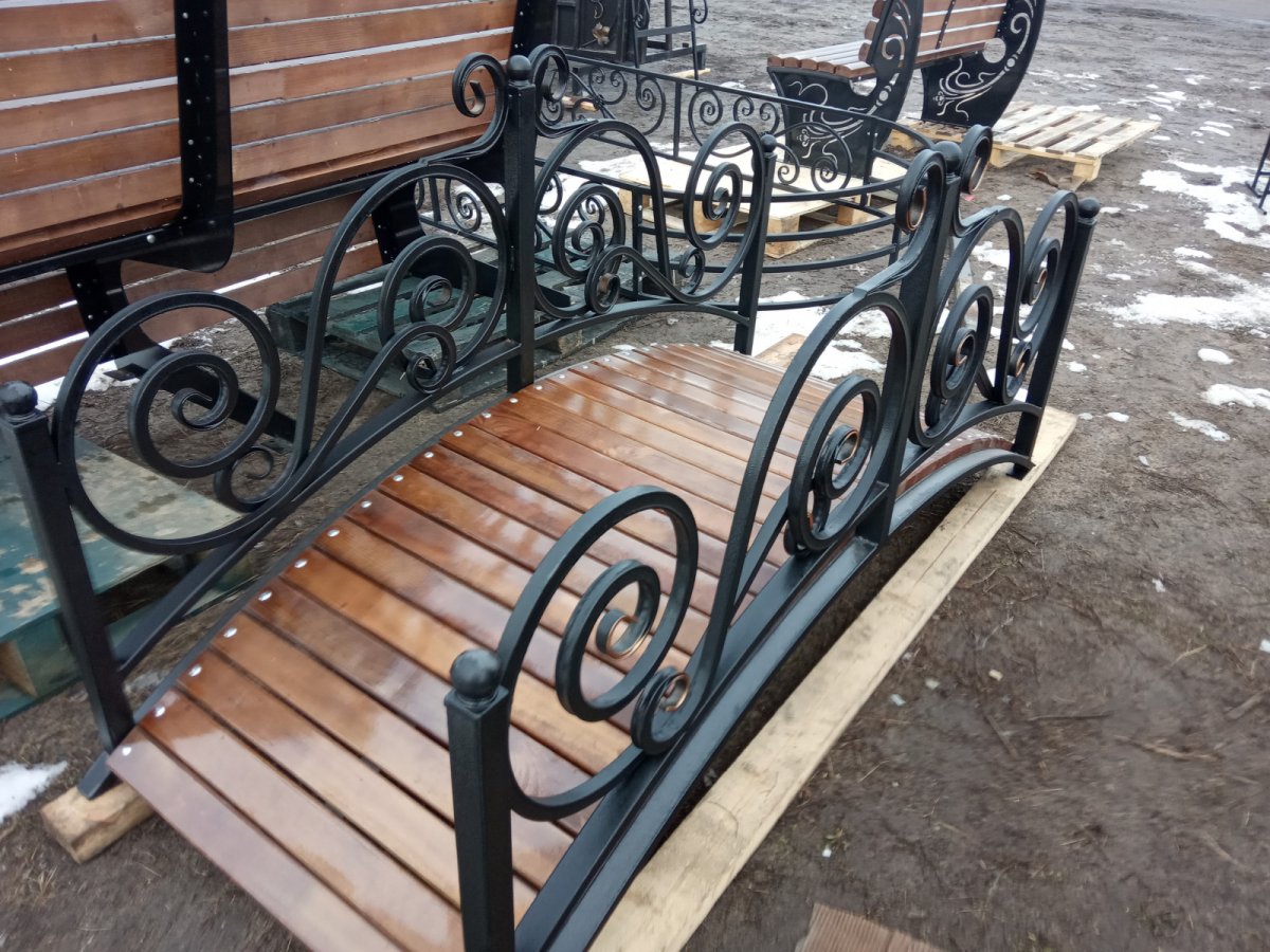 Декоративный мостик с кованными перилами