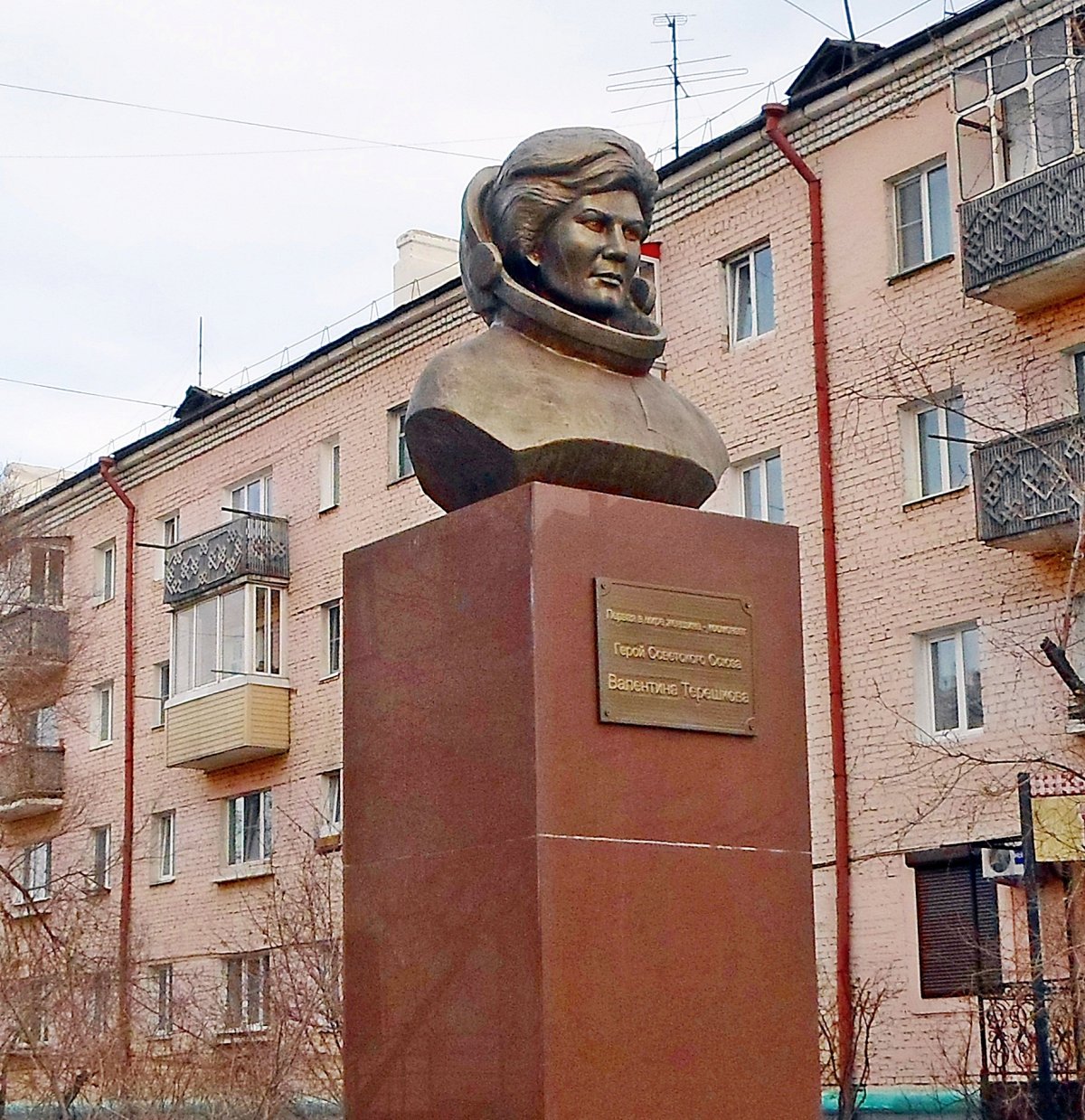 Памятник Терешковой в Улан-Удэ