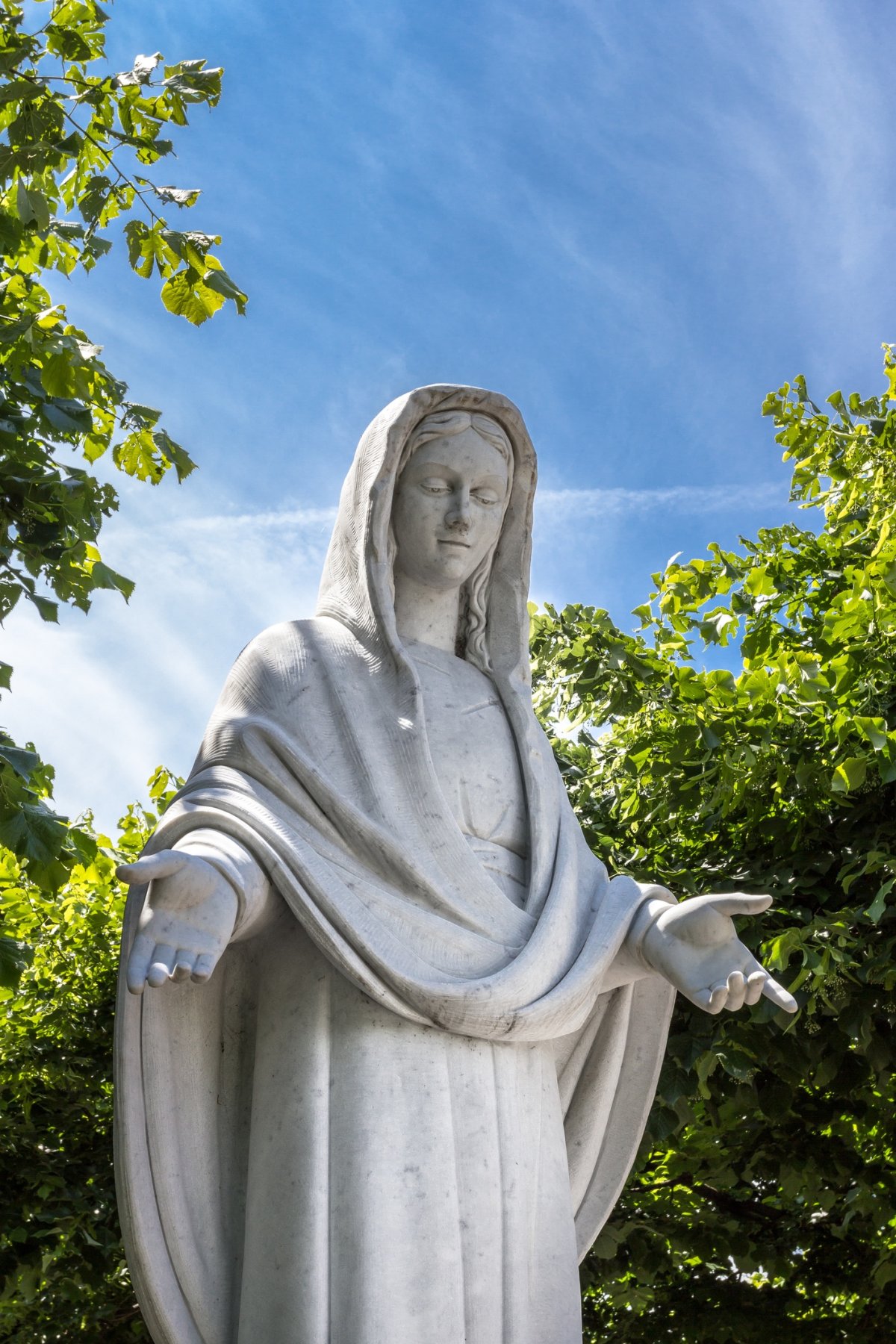 Дева Мария с младенцем статуя