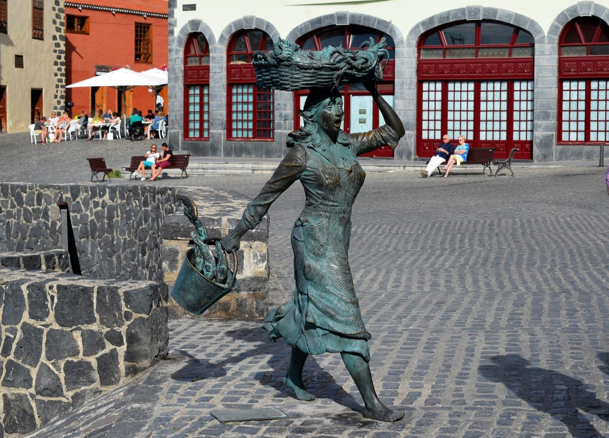 Памятник жене