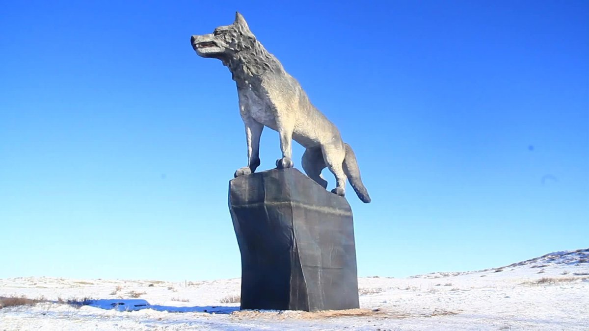 Памятник волку в Казахстане