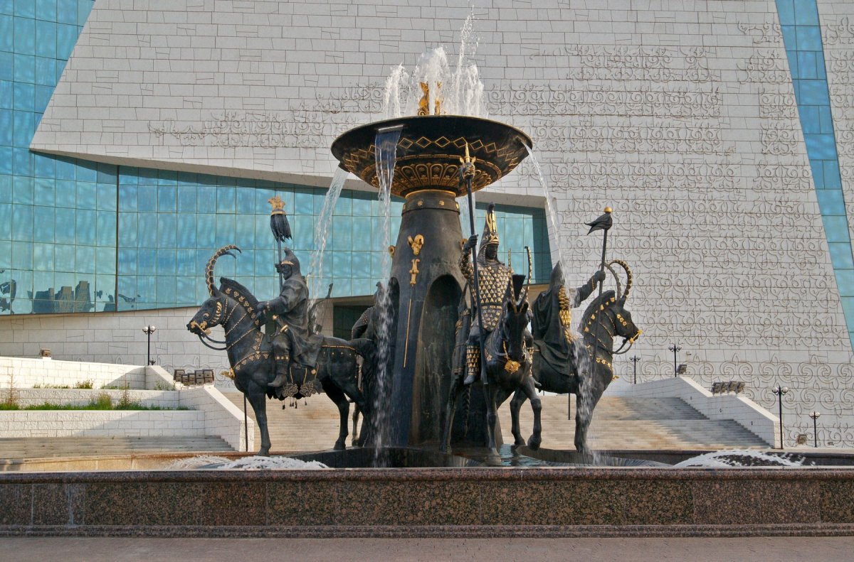Фонтан «сакские воины» в Астане.
