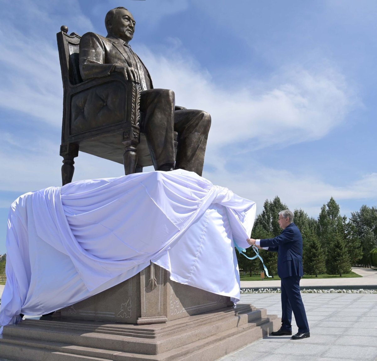 Нурсултан Назарбаев памятник