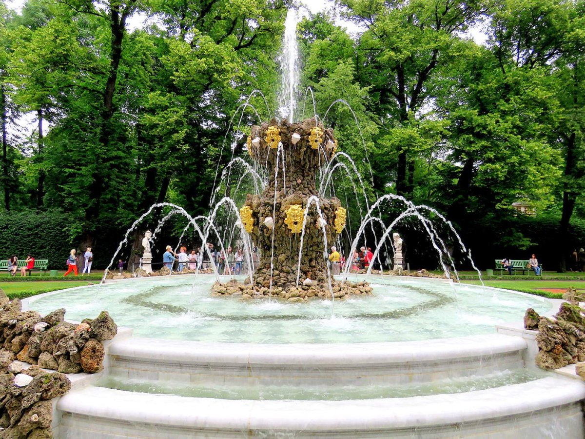 Фонтаны летнего сада в Санкт-Петербурге