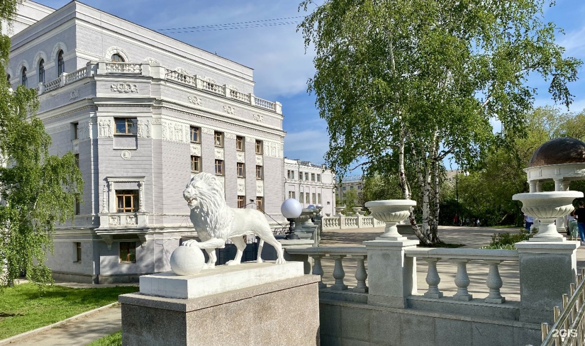 Оперный и Лев Екатеринбург