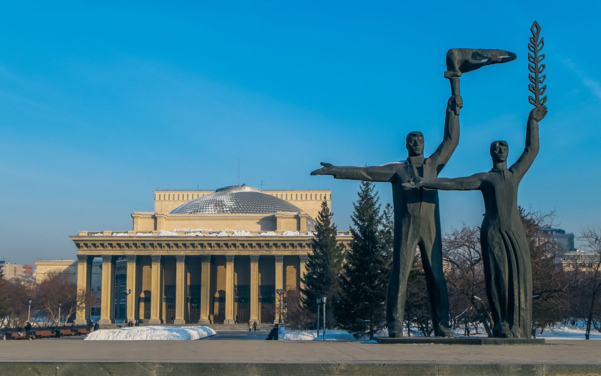 Театр оперы и балета Новосибирск статуи