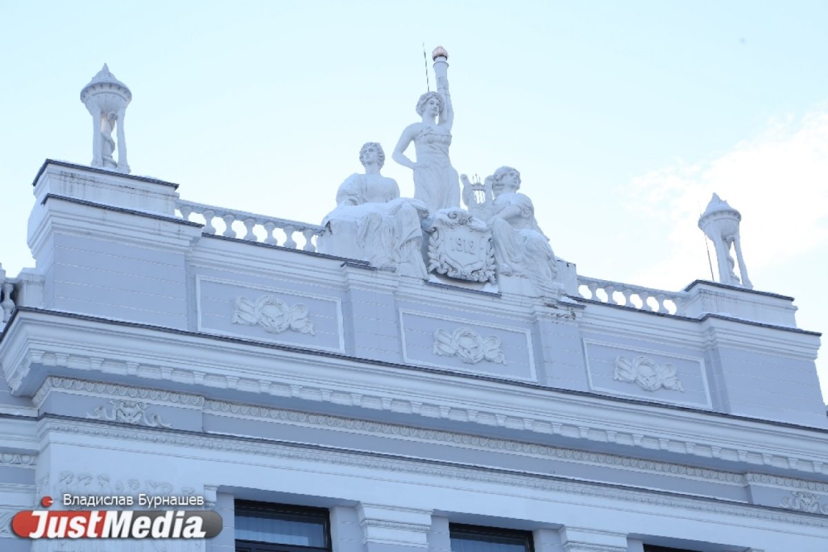 Музы на фасаде екатеринбургского оперного театра