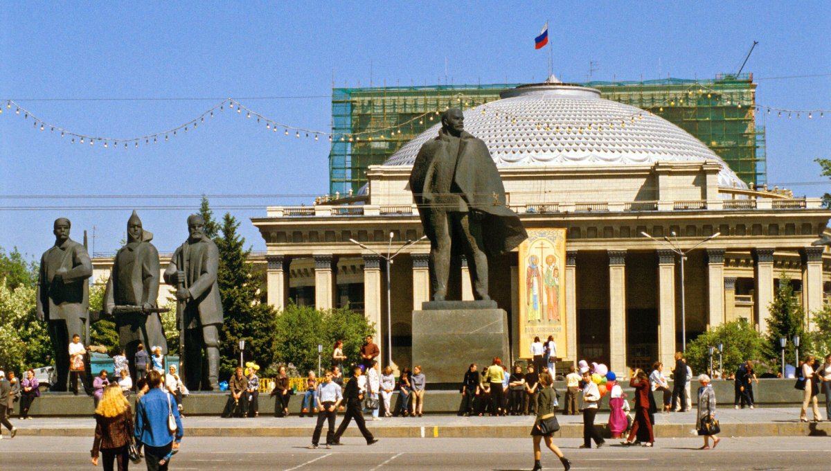Новосибирский оперный театр статуи