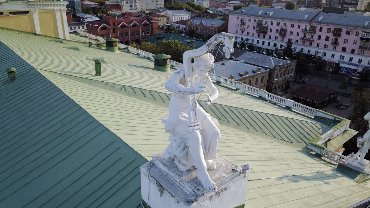 Скульптура на крыше оперного театра Челябинск