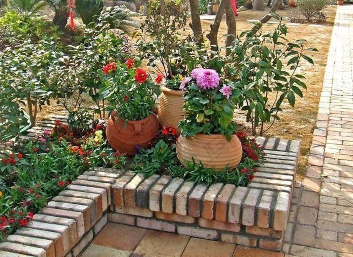 Клумба из кирпича