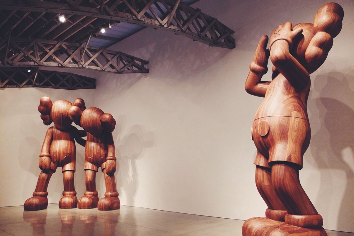 KAWS инсталляция
