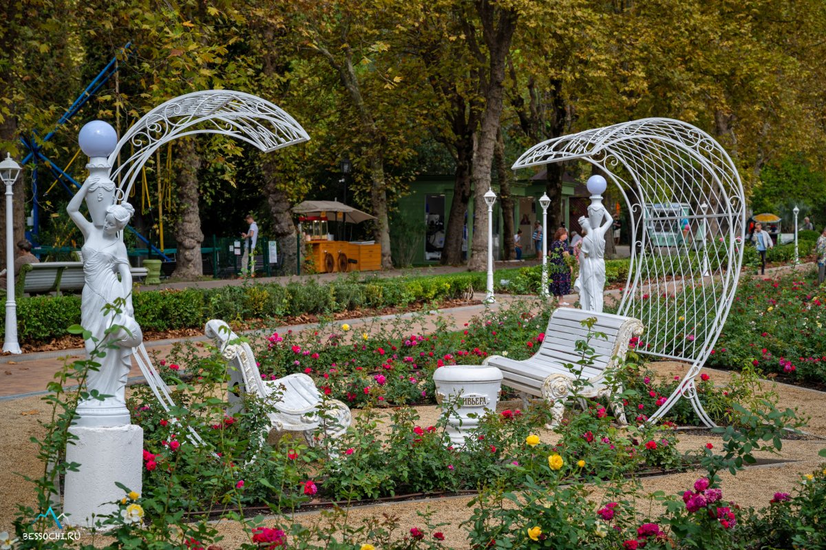 Скульптуры в парке Ривьера Сочи