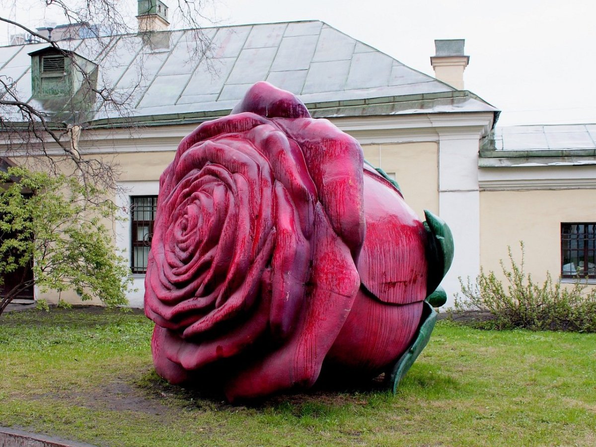 Скульптура роза Чернорецкий переулок д.2