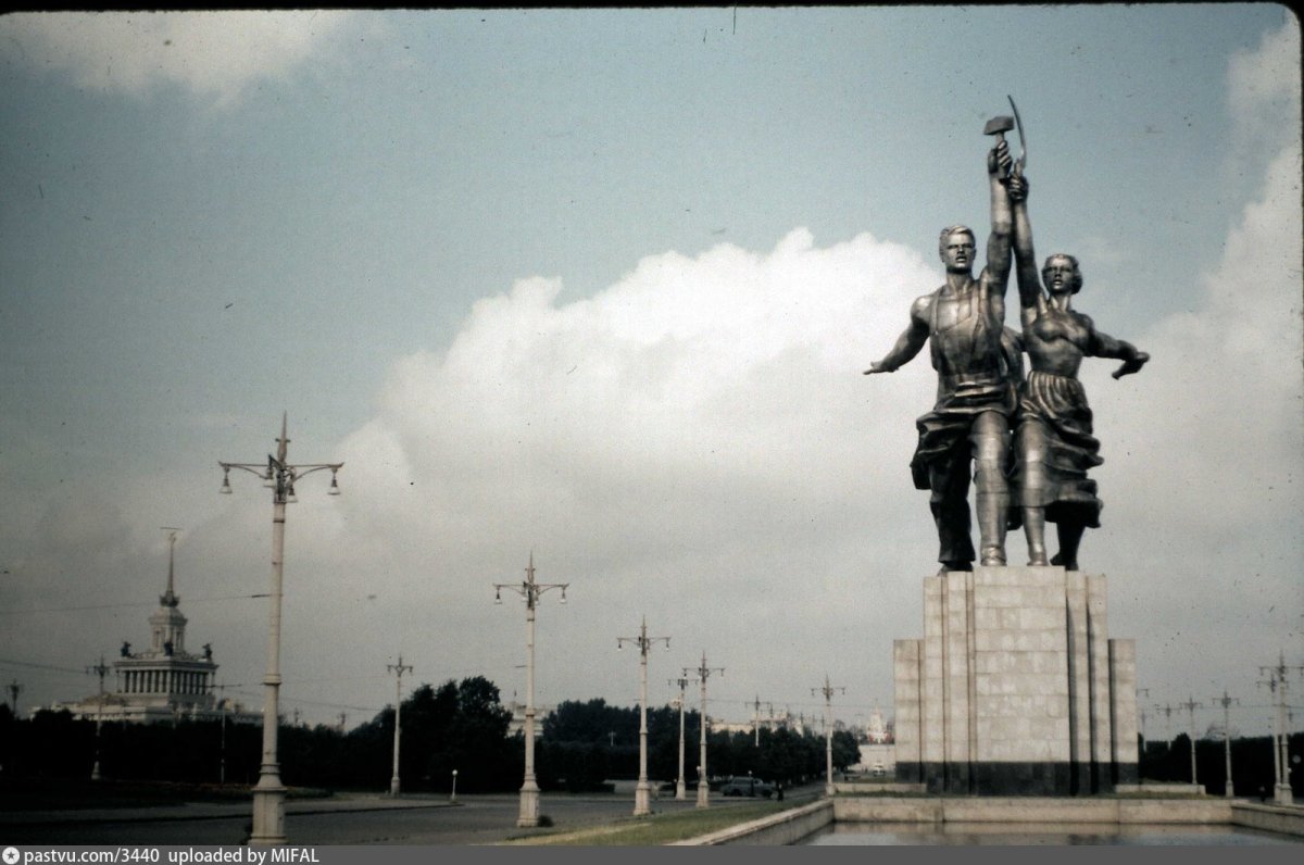 Группа "рабочий и колхозница" в. и. Мухиной в Москве (1935-1937).