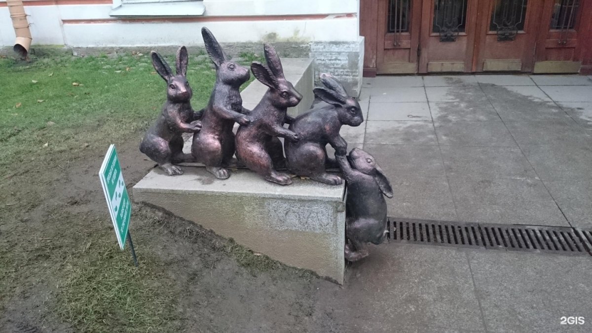Городская скульптура Санкт-Петербурга зайцы в новой Голландии