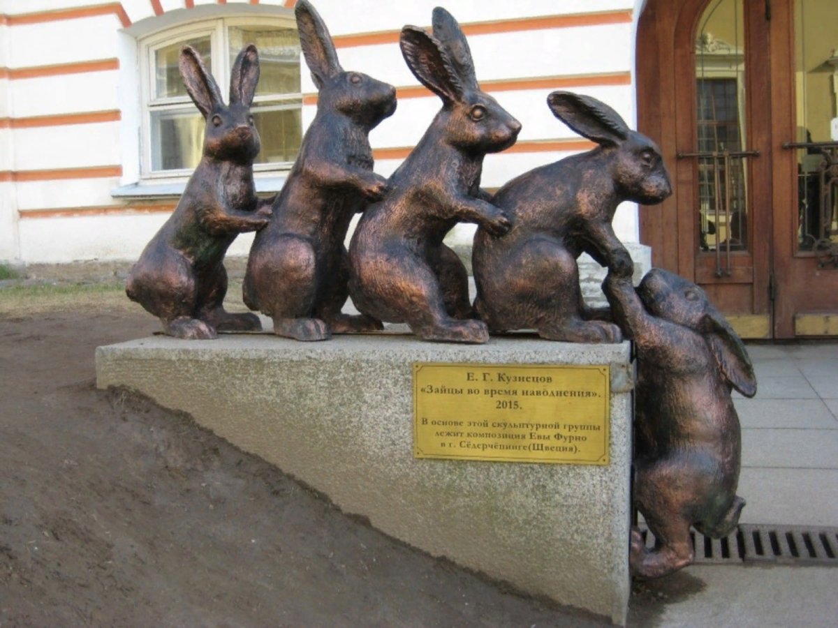 Памятник зайцу в Санкт-Петербурге в Петропавловской крепости