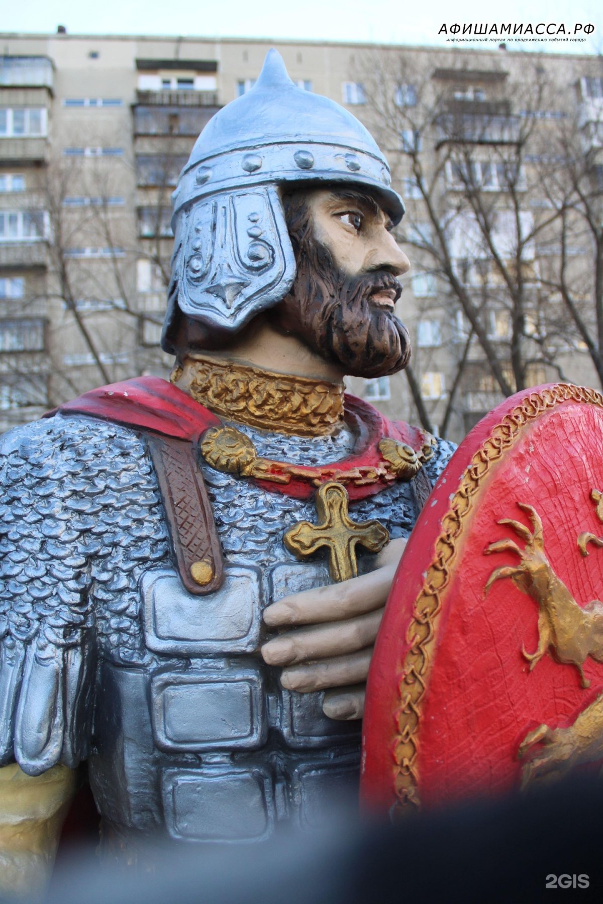 Красный богатырь статуя