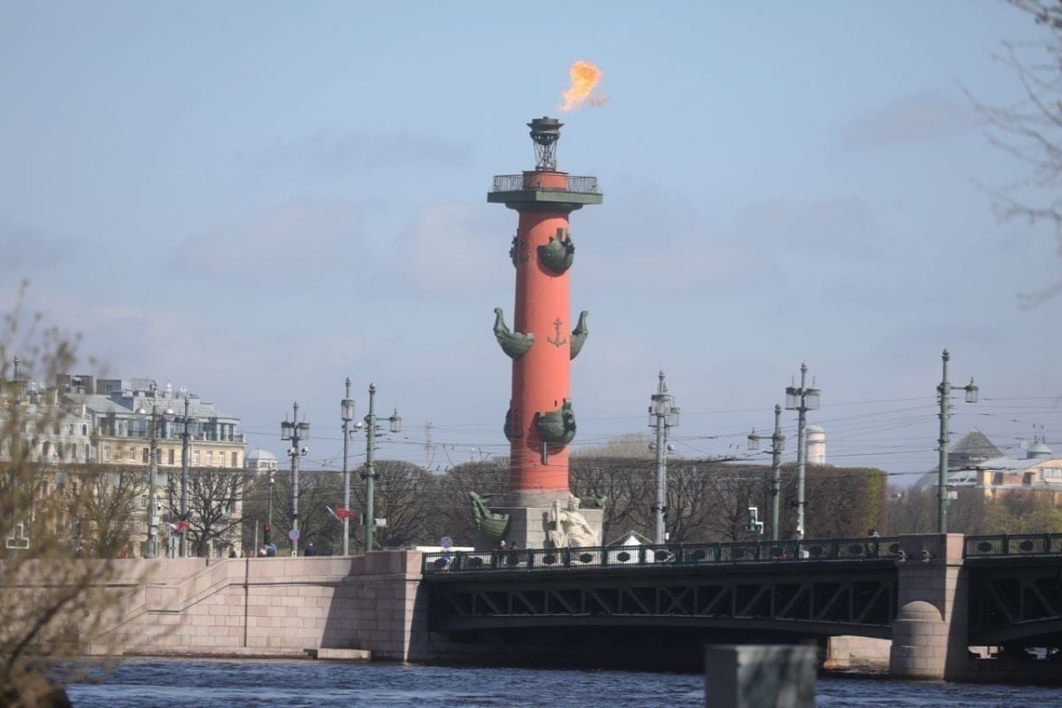 Огонь на Ростральных колоннах в Санкт Петербурге