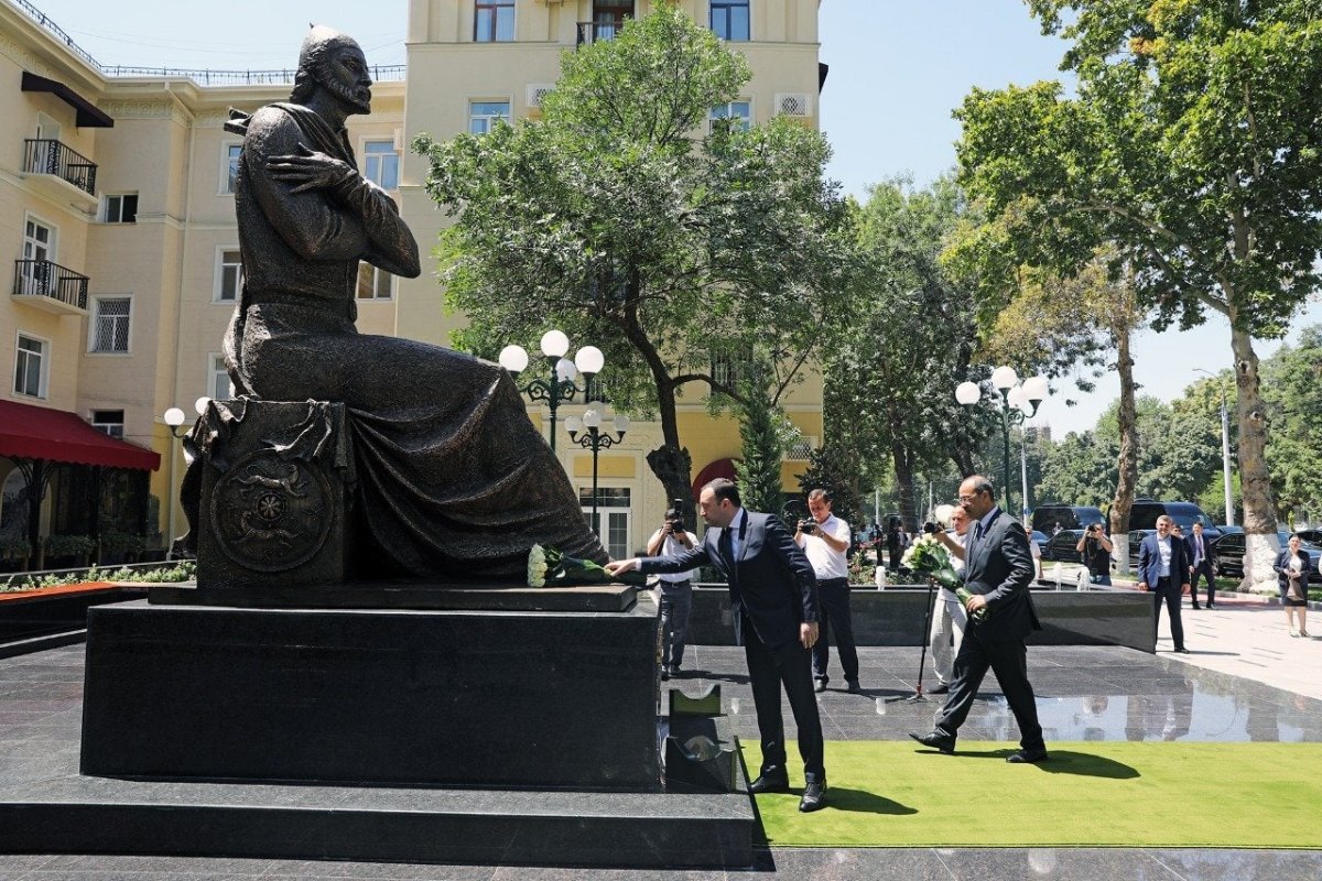 Памятник Шота Руставели в Тбилиси