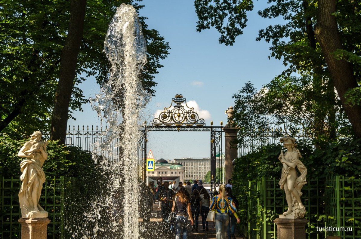 Коронный фонтан в летнем саду