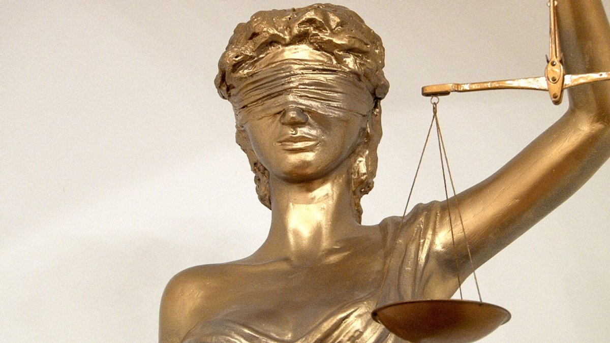 Повязка на глазах Фемиды