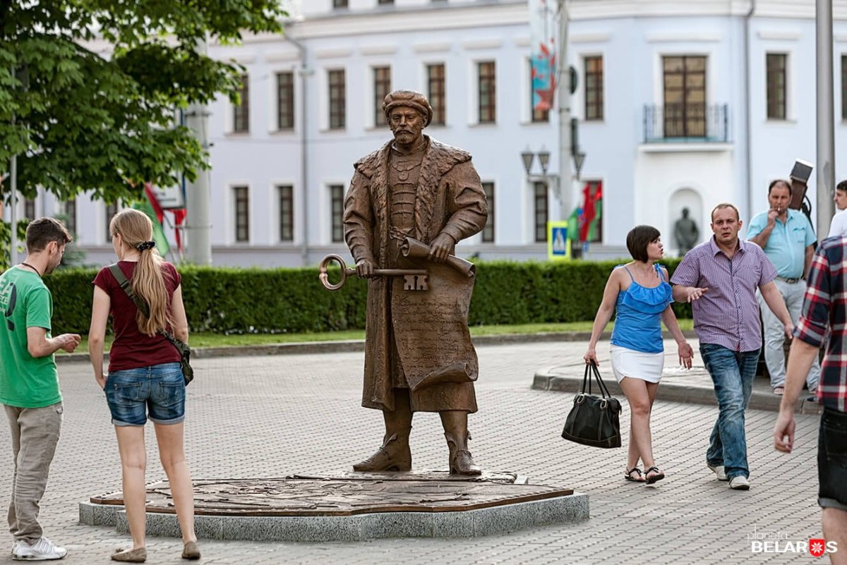 Скульптура Войт с ключом Минск