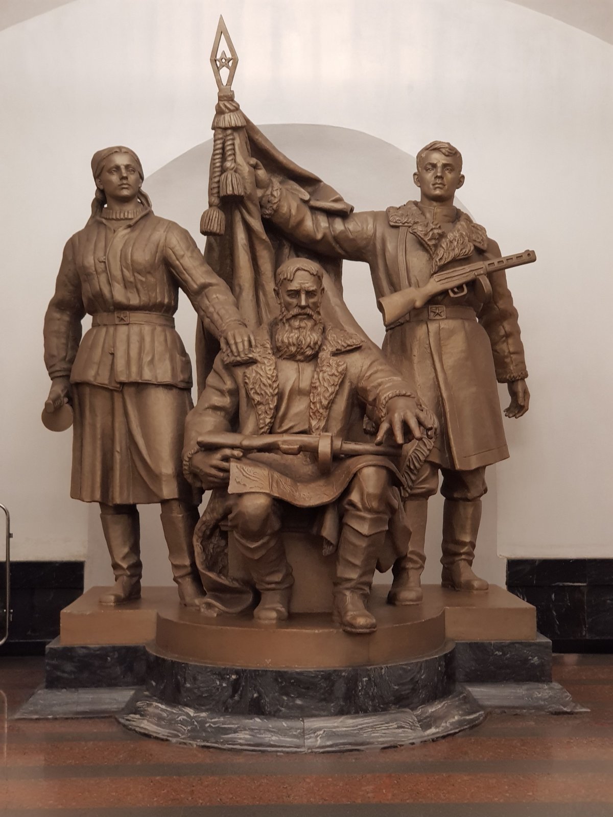 Памятник партизанам в метро белорусская