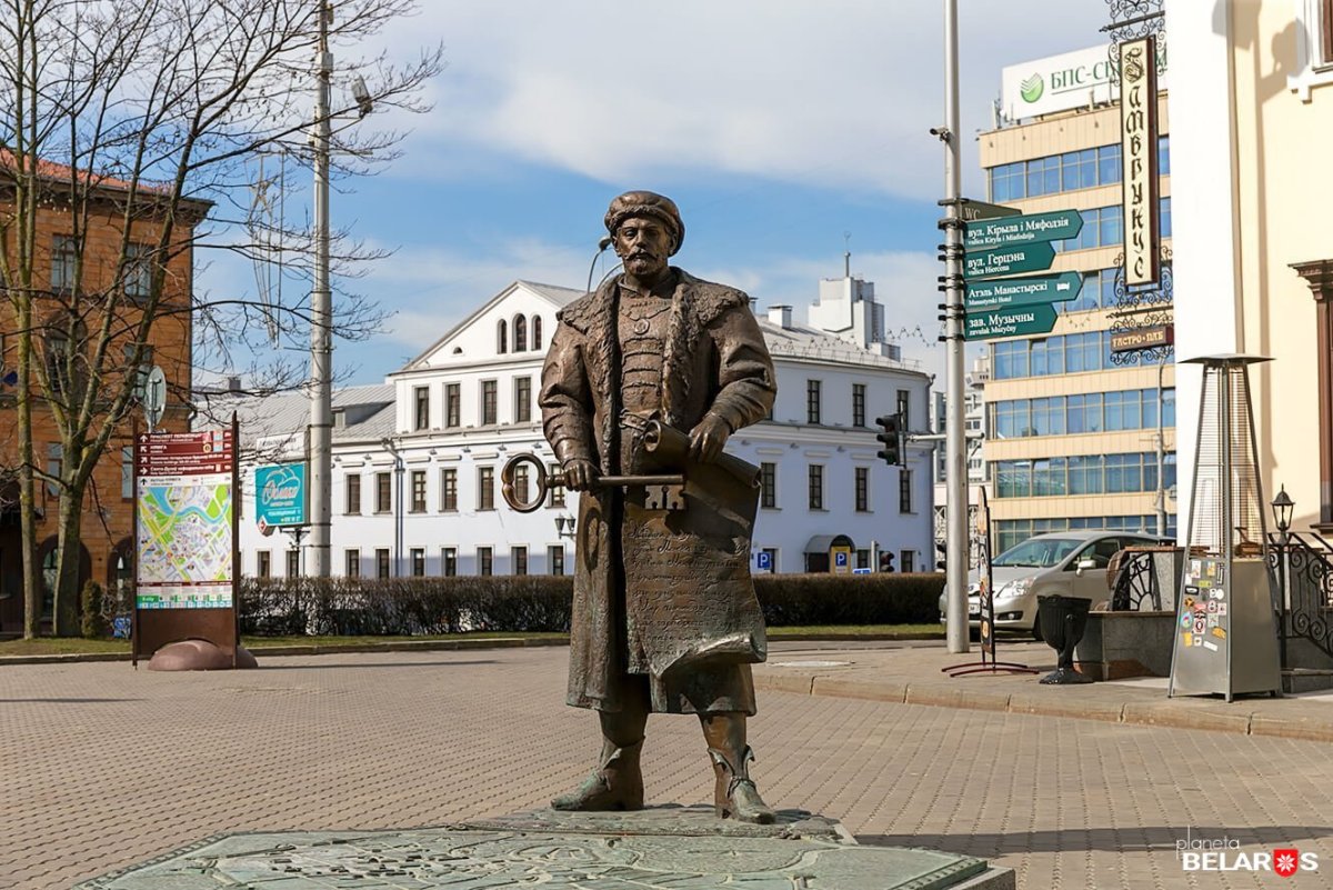 Скульптура в Минске на площади свободы