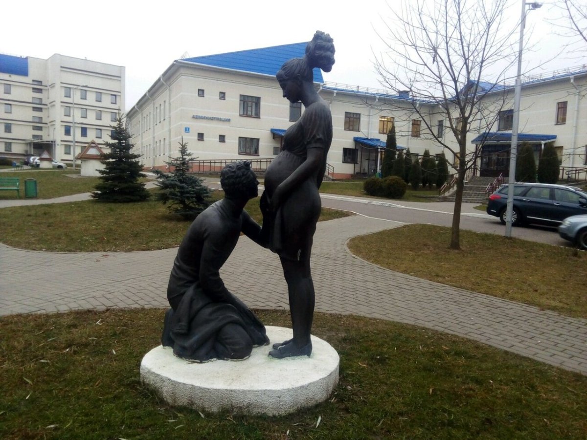 Памятник беременной женщине в Минске, Беларусь.