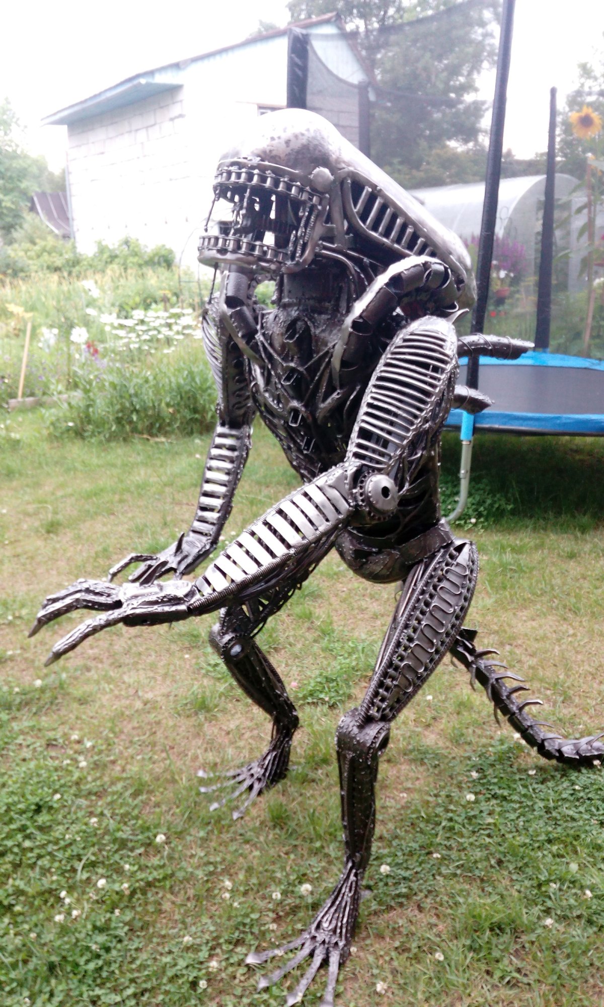 Скульптура чужого из металла