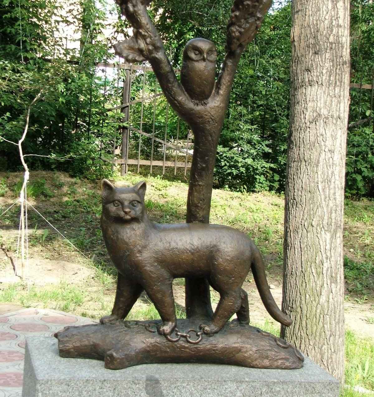 Памятник ученому коту в Оренбурге