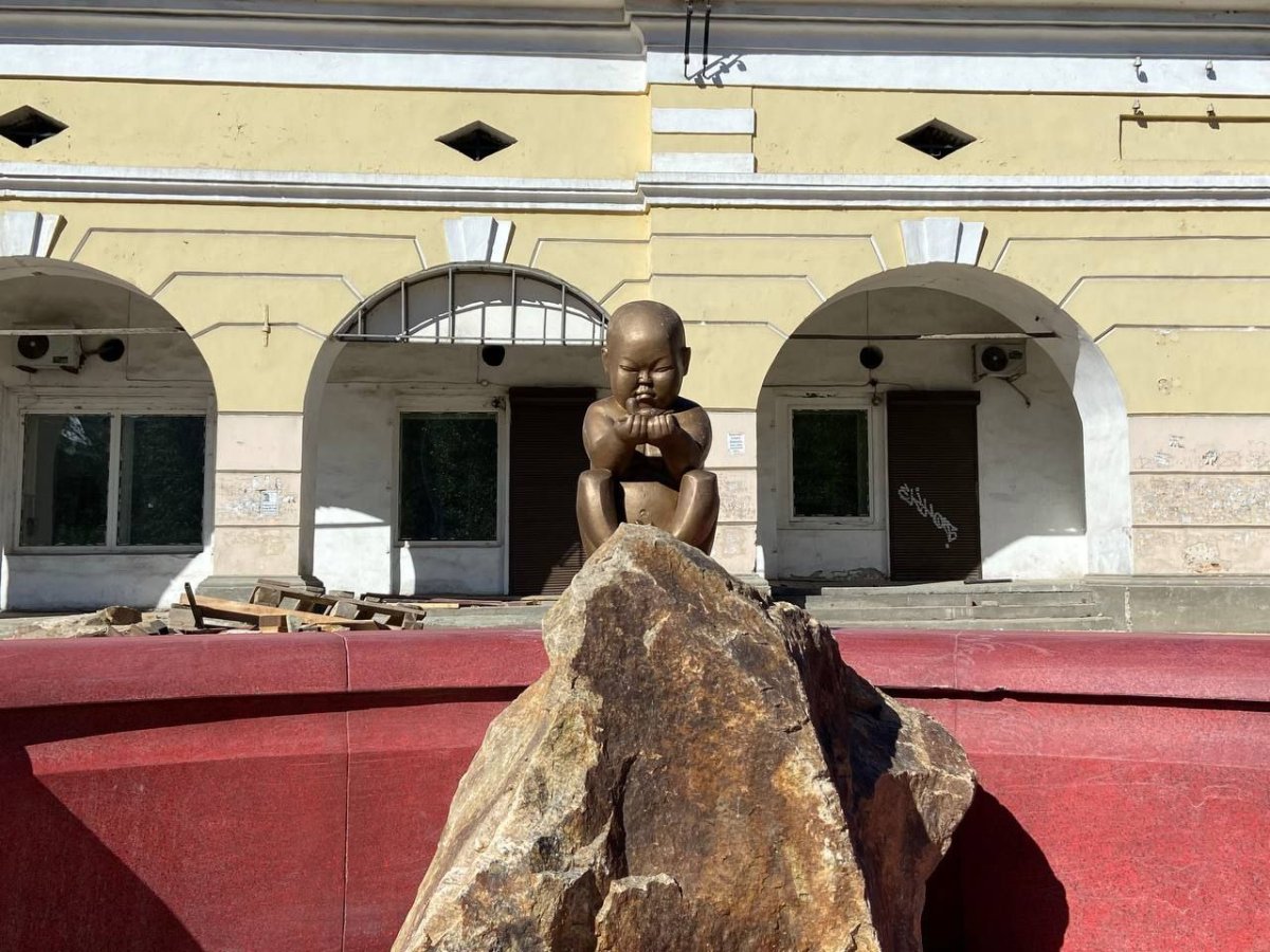 Мальчик скульптура