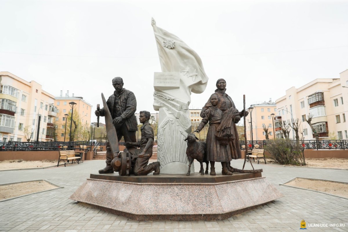 Памятник на площади славы в Улан-Удэ