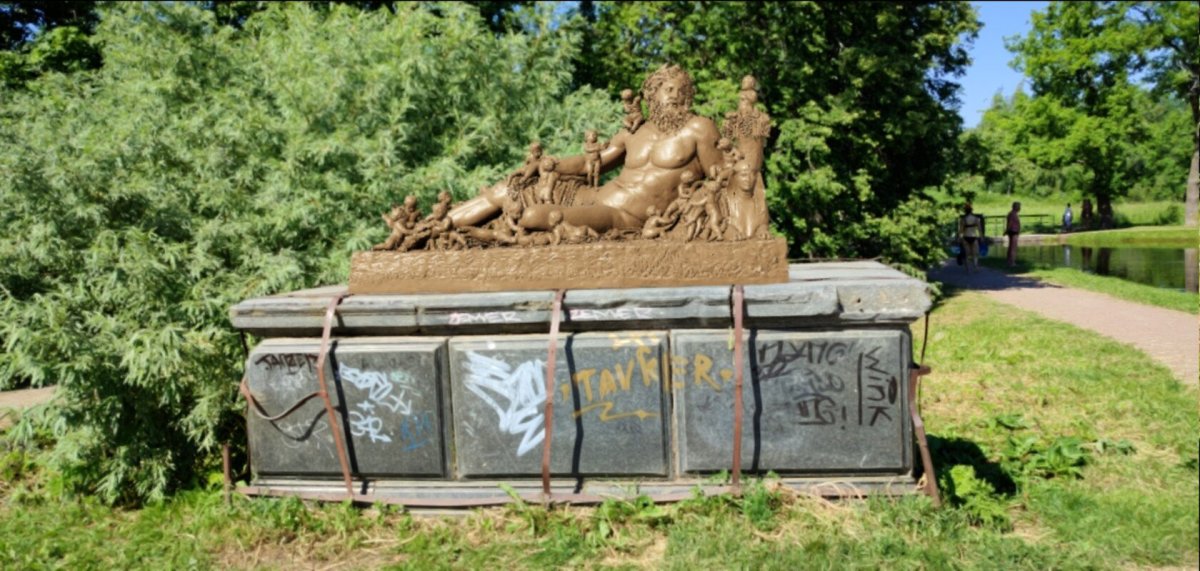 Павильон на аллее городов в парке