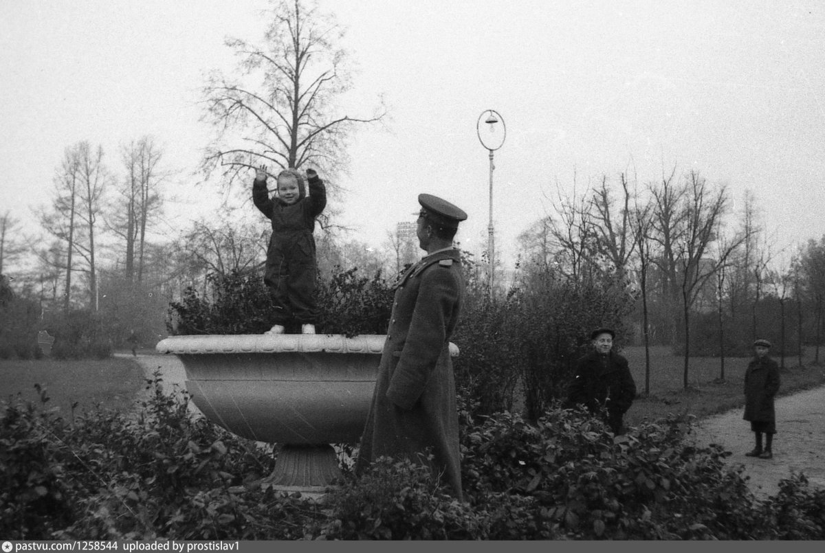 Ленинград 1960-1980 годов дворники поливают газоны из шланга ретрофото