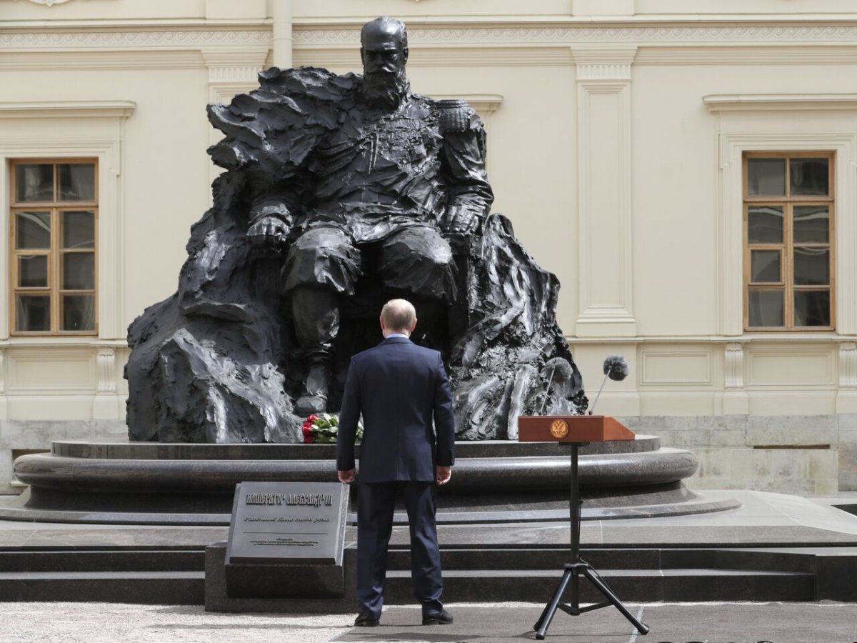 Памятник Александру III В Гатчине