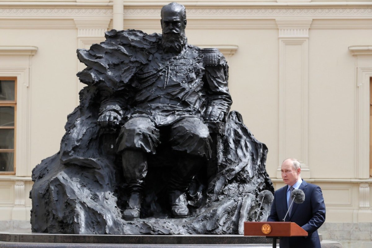Памятник Александру III В Гатчине