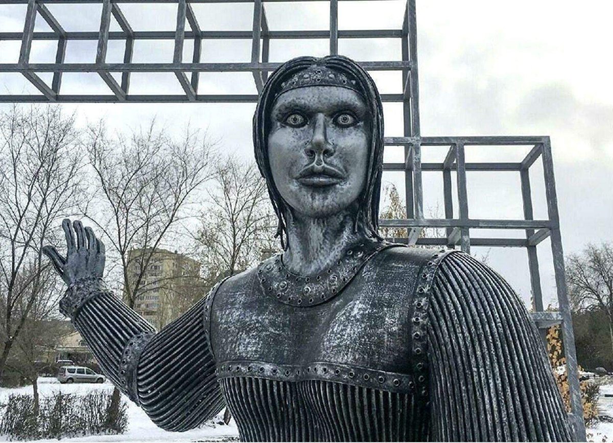 Памятник Аленке в Воронеже