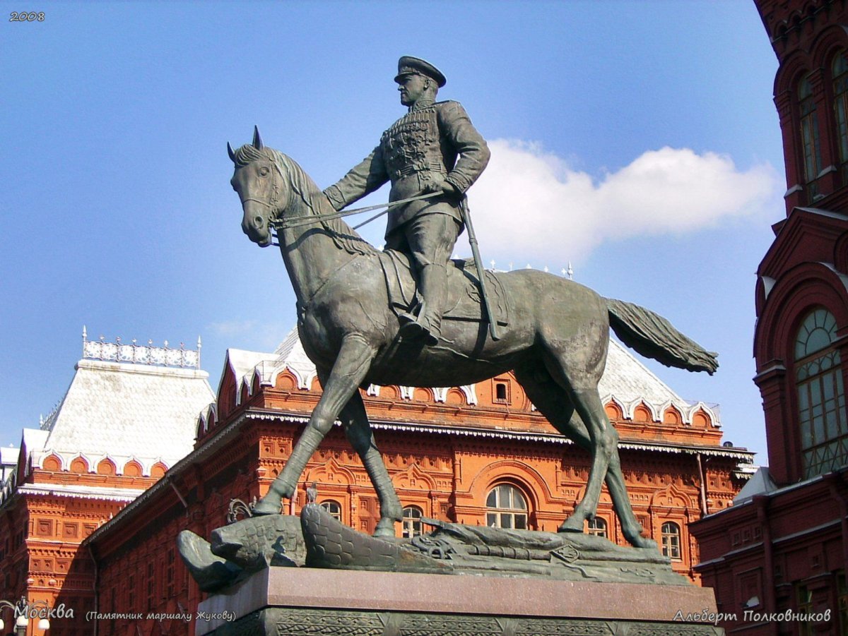 Памятник маршалу Жукову в Москве на красной площади